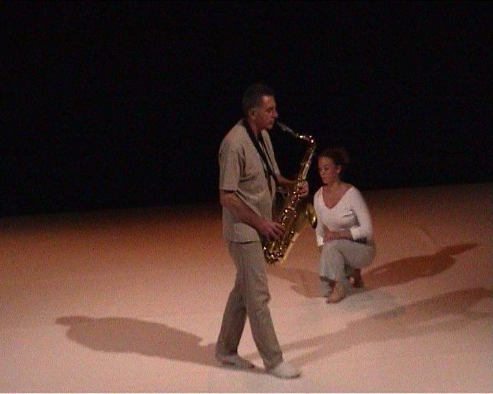 Jean Cohen (saxophone), Delphine Pouilly (danse), "Lecture froissée", création, 2004.